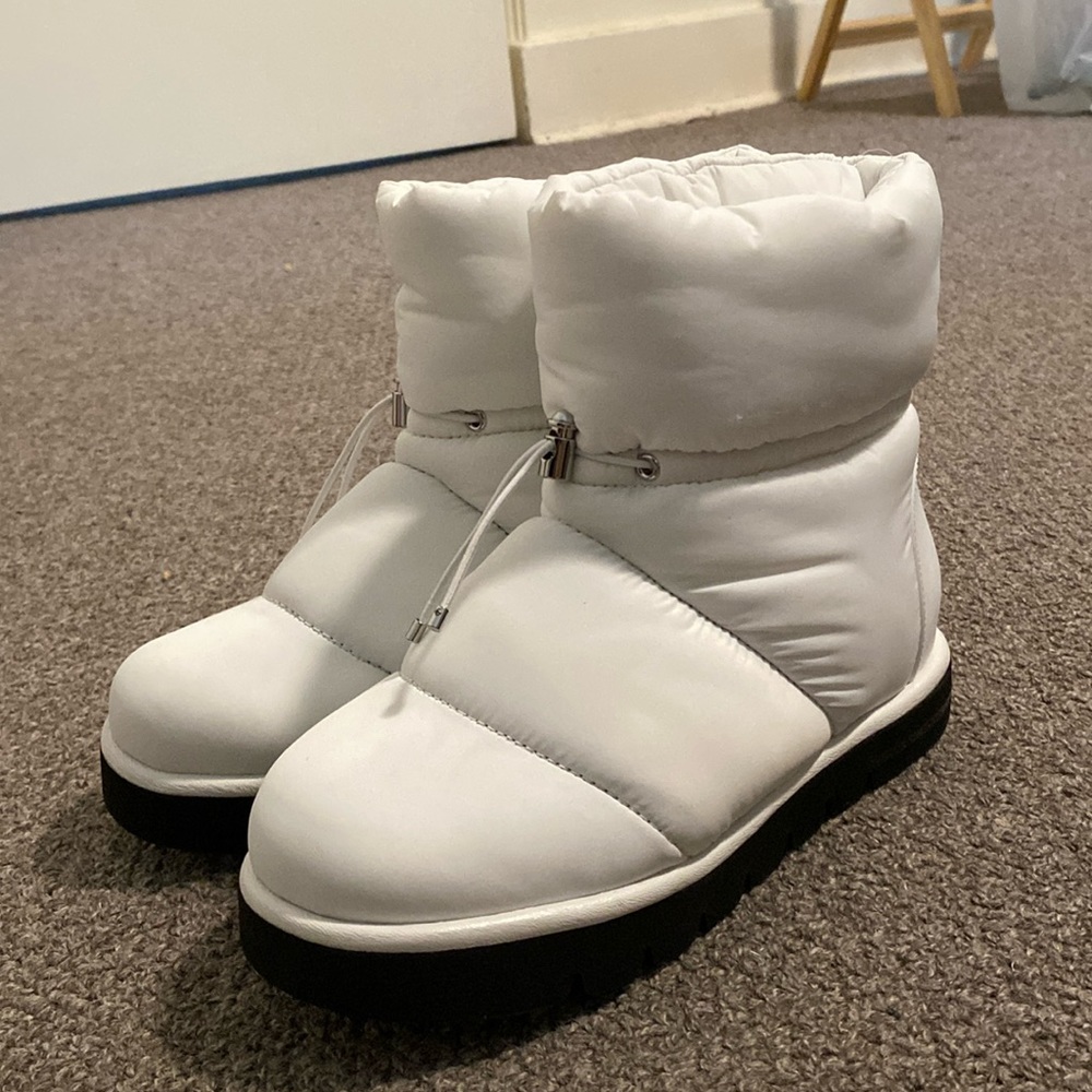 Brand new! Snow boots
